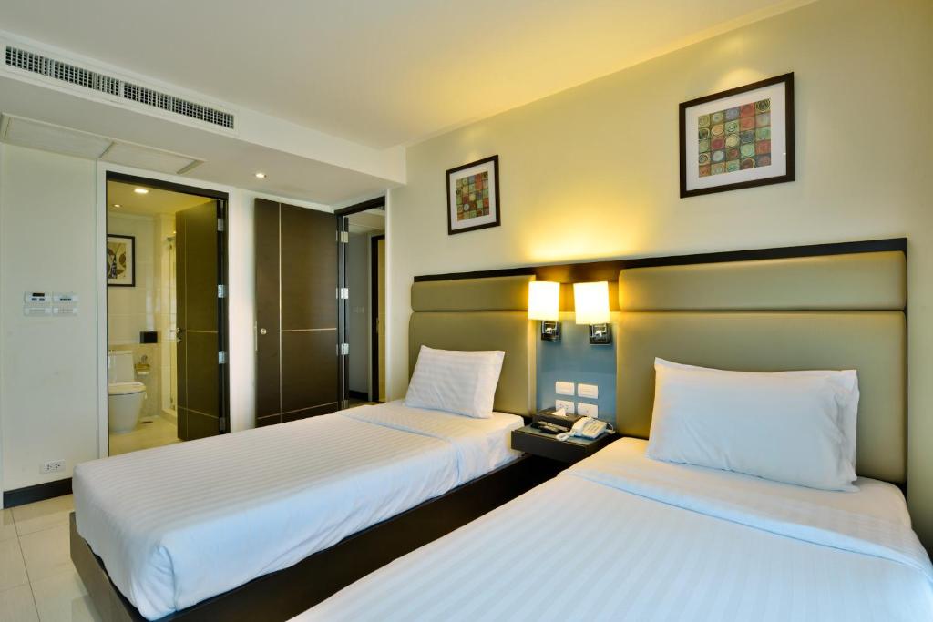 Двухместный (Улучшенный двухместный номер с 2 отдельными кроватями) отеля The Prestige Nana, Бангкок