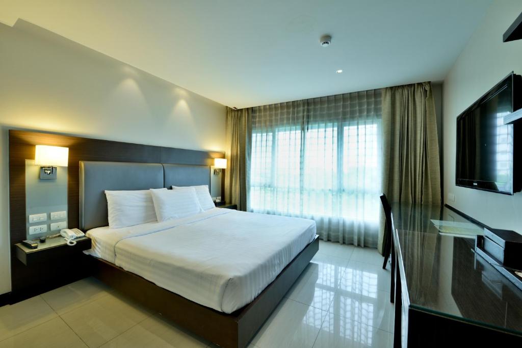 Двухместный (Улучшенный двухместный номер с 1 кроватью) отеля The Prestige Nana, Бангкок