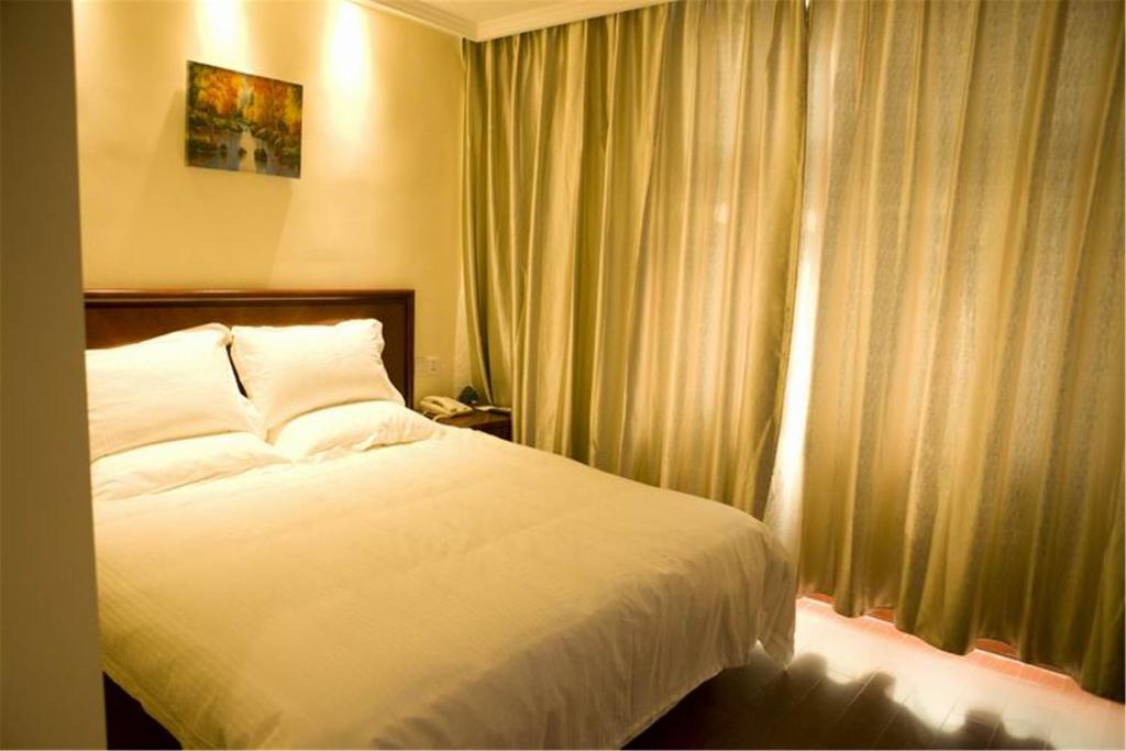 Двухместный (Номер Делюкс с кроватью размера «queen-size») отеля GreeTree Inn JiangSu Suzhou Taiping High-speed North Station Express Hotel, Сучжоу