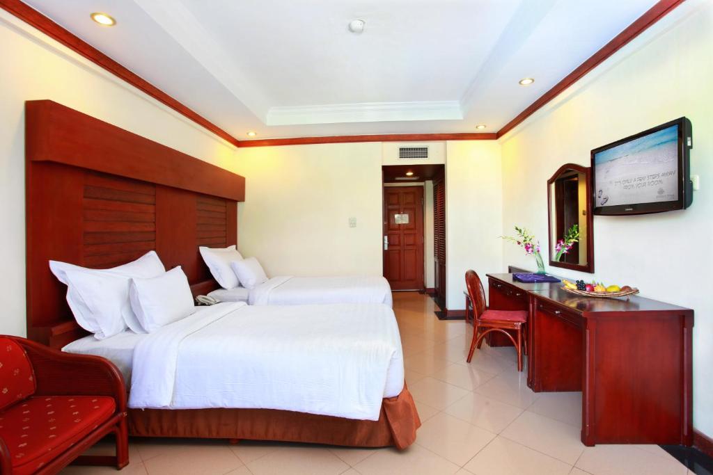 Двухместный (Улучшенный двухместный номер с 1 кроватью или 2 отдельными кроватями, вид на бассейн) курортного отеля Grand Inna Kuta, Кута
