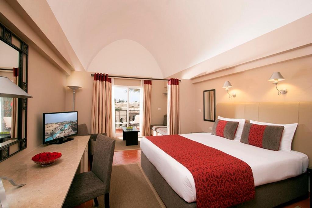 Двухместный (Улучшенный семейный номер с кроватью размера «queen-size») курортного отеля Jaz Makadina, Хургада