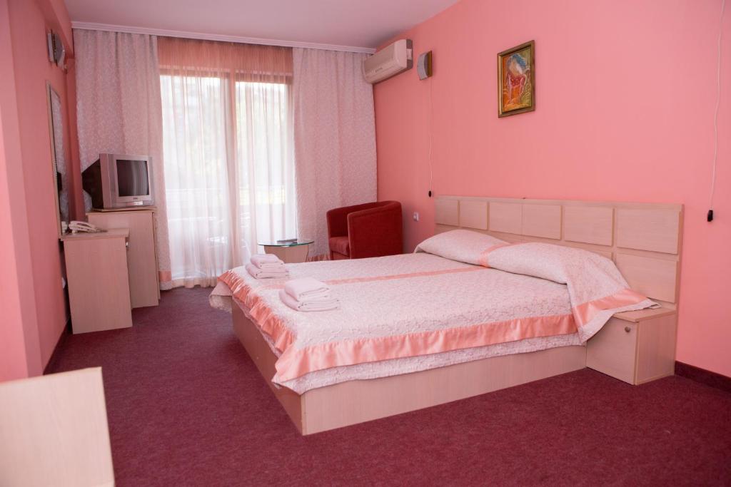 Двухместный (Двухместный номер с 1 кроватью и дополнительной кроватью (для 2 взрослых и 1 ребенка)) отеля Sokol Hotel, Сандански