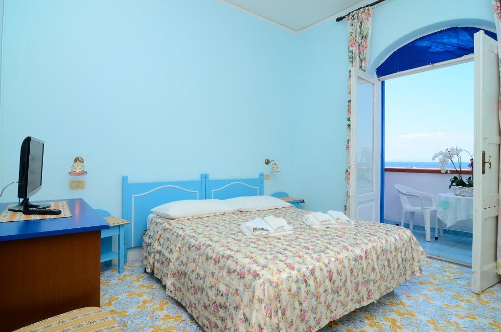 Двухместный (Двухместный номер с 1 кроватью или 2 отдельными кроватями и частичным видом на море) отеля Hotel Terme Marina, Искья