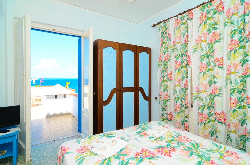 Двухместный (Улучшенный двухместный номер с 1 кроватью или 2 отдельными кроватями и видом на море) отеля Hotel Terme Marina, Искья