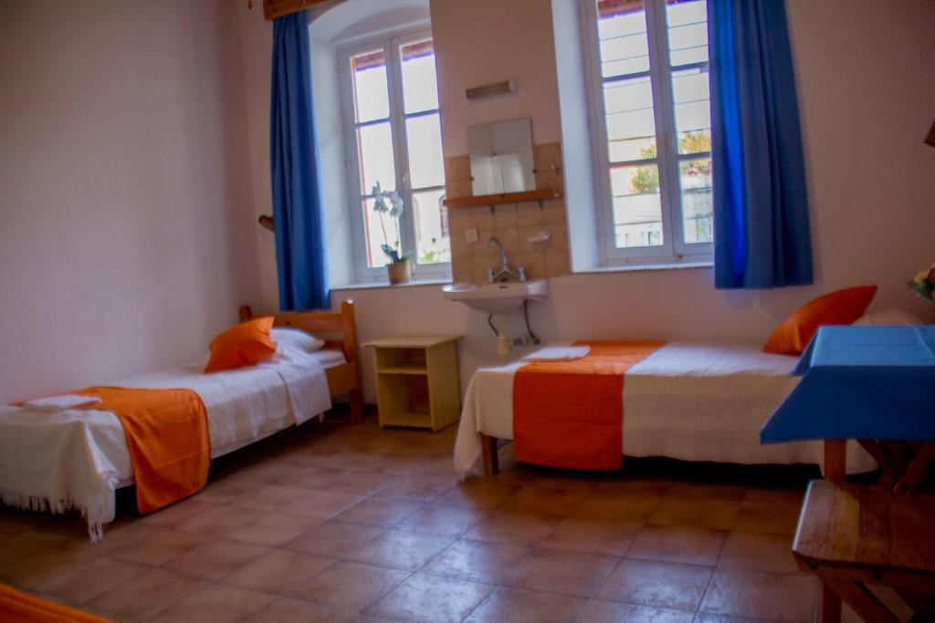 Трехместный (Трехместный номер с общей ванной комнатой) отеля Medieval Rose Hotel, Родос