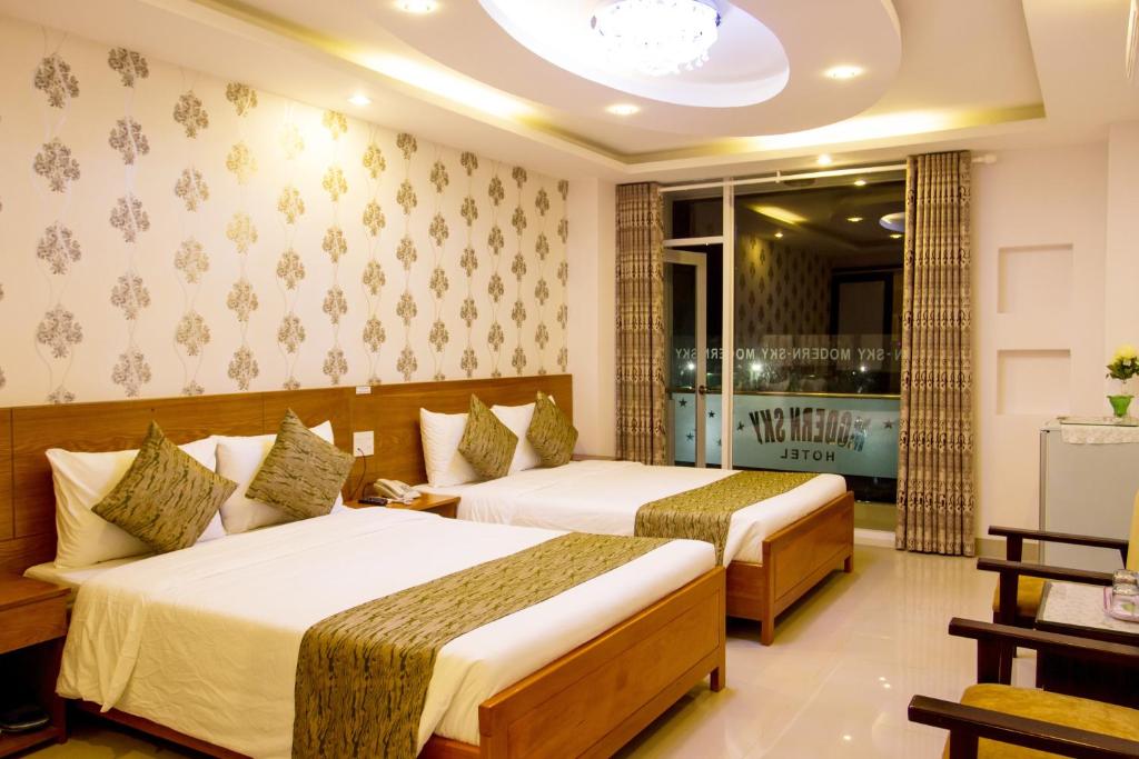 Двухместный (Улучшенный двухместный номер Делюкс с 2 отдельными кроватями, вид на город) отеля Modern Sky Hotel, Нячанг