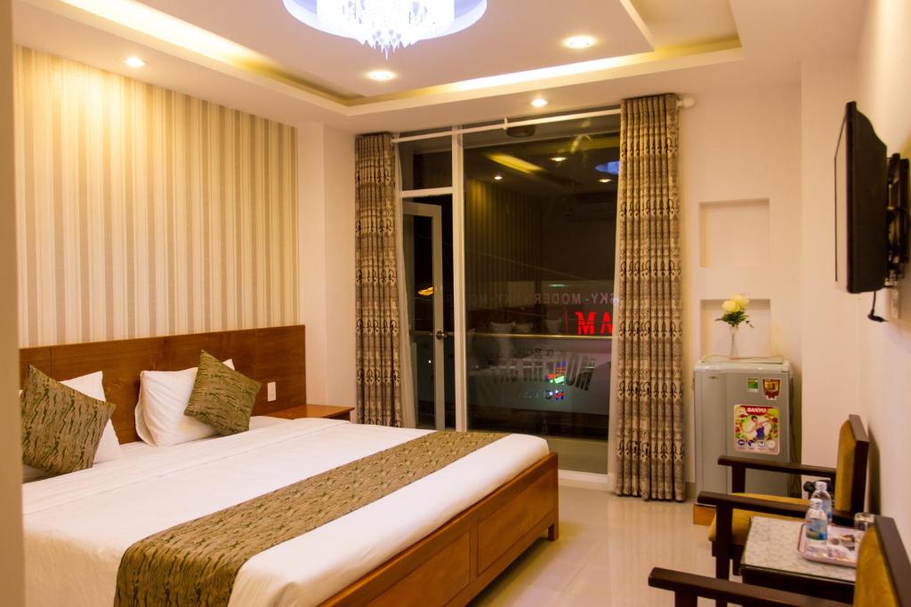 Двухместный (Двухместный номер Делюкс с 1 кроватью и видом на город) отеля Modern Sky Hotel, Нячанг
