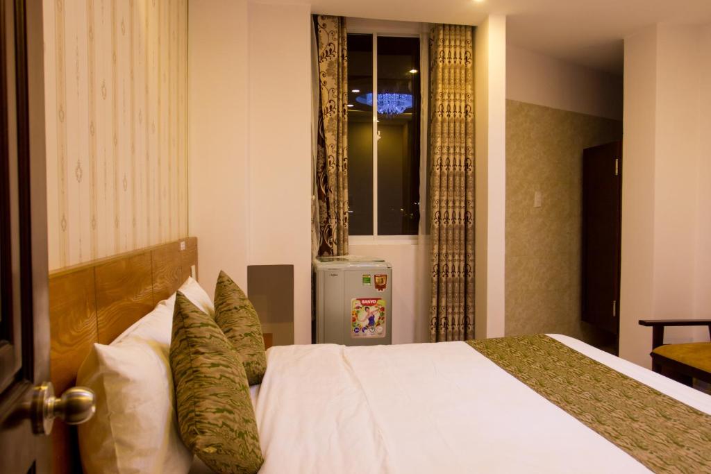 Двухместный (Улучшенный двухместный номер с 1 кроватью, вид на город) отеля Modern Sky Hotel, Нячанг
