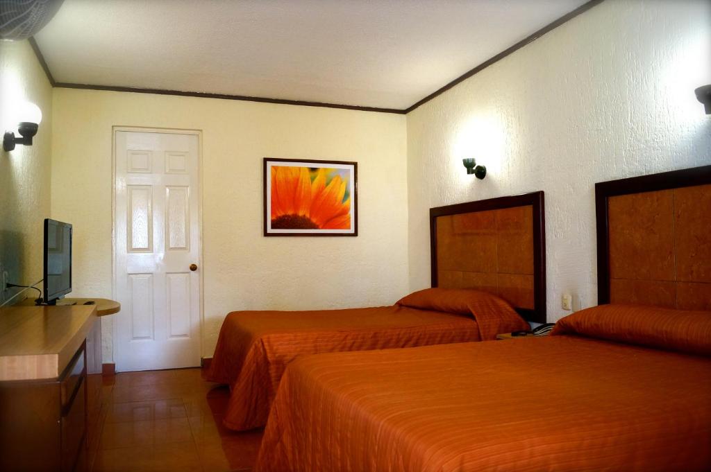 Семейный (Улучшенный семейный номер) отеля Hotel & Suites Villa del Sol, Морелия