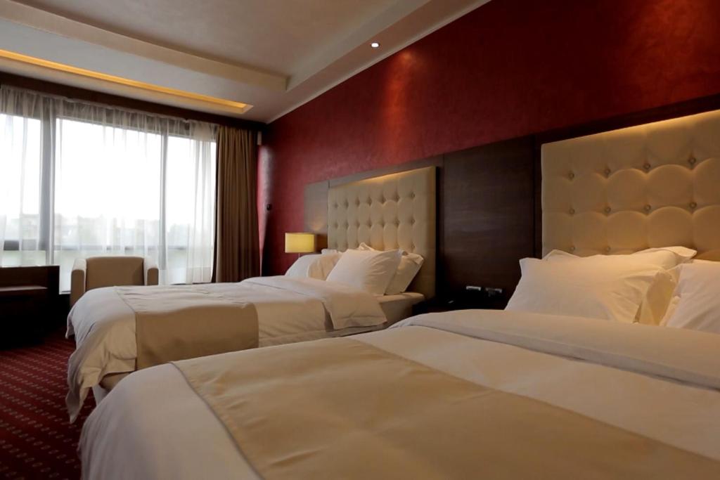 Четырехместный (Улучшенный номер с 2 кроватями размера «queen-size») отеля Orbis Design Hotel & Spa, Парасин
