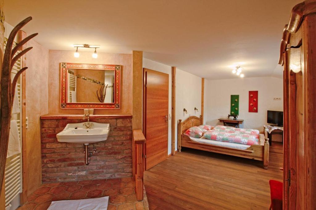 Двухместный (Большой двухместный номер с 1 кроватью) отеля Ortnerhof Ennstal, Хаус