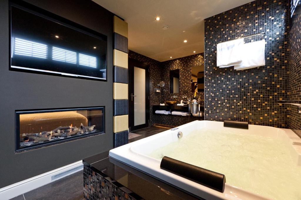 Сьюит (Представительский люкс с гидромассажной ванной (для 2 взрослых)) отеля 't Goude Hooft, Гаага