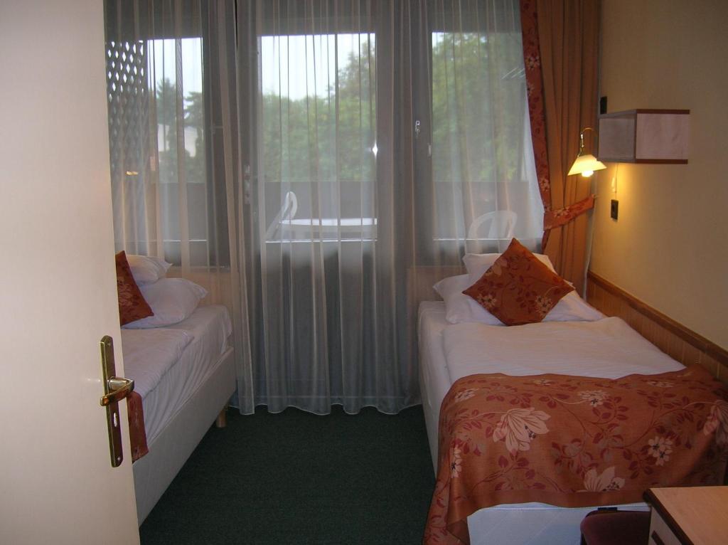Двухместный (Двухместный номер с 2 отдельными кроватями и балконом) отеля Hotel Jogar, Балатонфельдвар