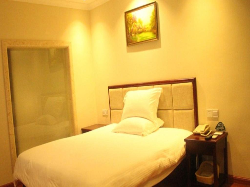 Двухместный (Номер с кроватью размера «queen-size») отеля GreenTree Inn Guangzhou Panyu Chimelong Paradise Business Hotel, Гуанчжоу