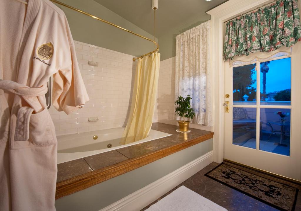 Двухместный (Номер с кроватью размера «queen-size», гидромассажной ванной и террасой) отеля Inn San Francisco, Сан-Франциско