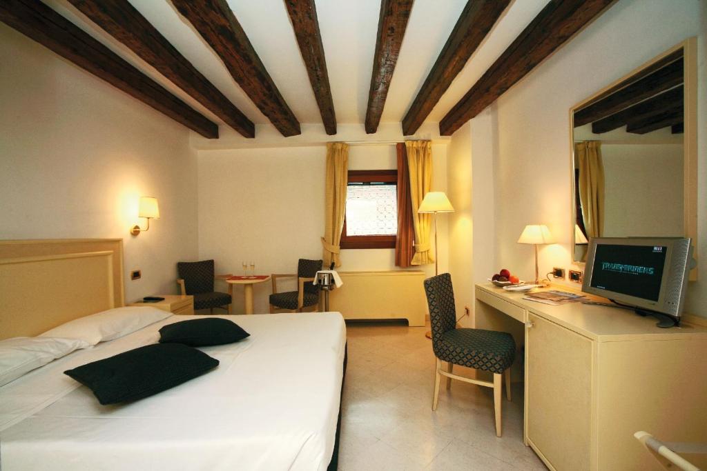 Двухместный (Классический двухместный номер с 1 кроватью или 2 отдельными кроватями) отеля Hotel Giudecca Venezia, Венеция
