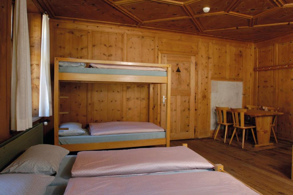Четырехместный (Четырехместный номер с общей ванной комнатой) хостела Sta-Maria Youth Hostel, Мюстаир