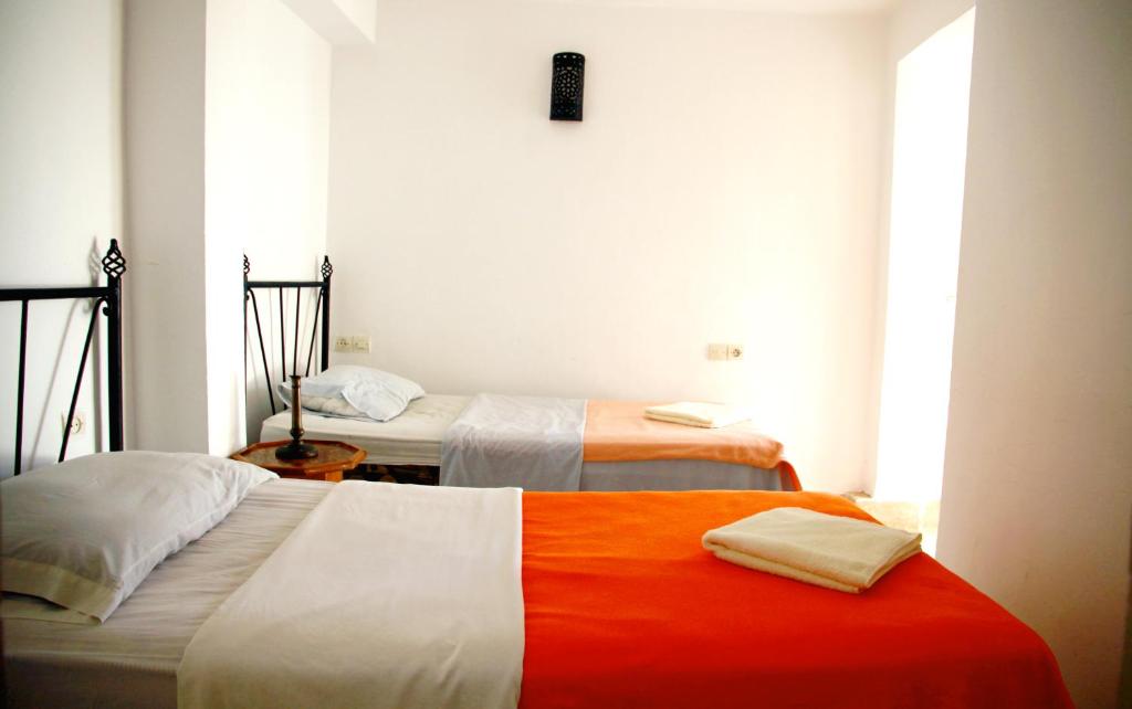 Двухместный (Двухместный номер с 2 отдельными кроватями) хостела Essaouira Youth Hostel & Social Travel, Эс-Сувейра