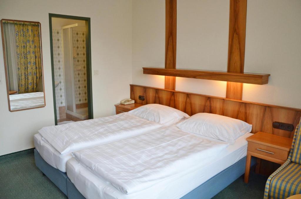 Двухместный (Двухместный номер с 2 отдельными кроватями и балконом) гостевого дома Gasthof Pension Grüner Anger, Халльштатт