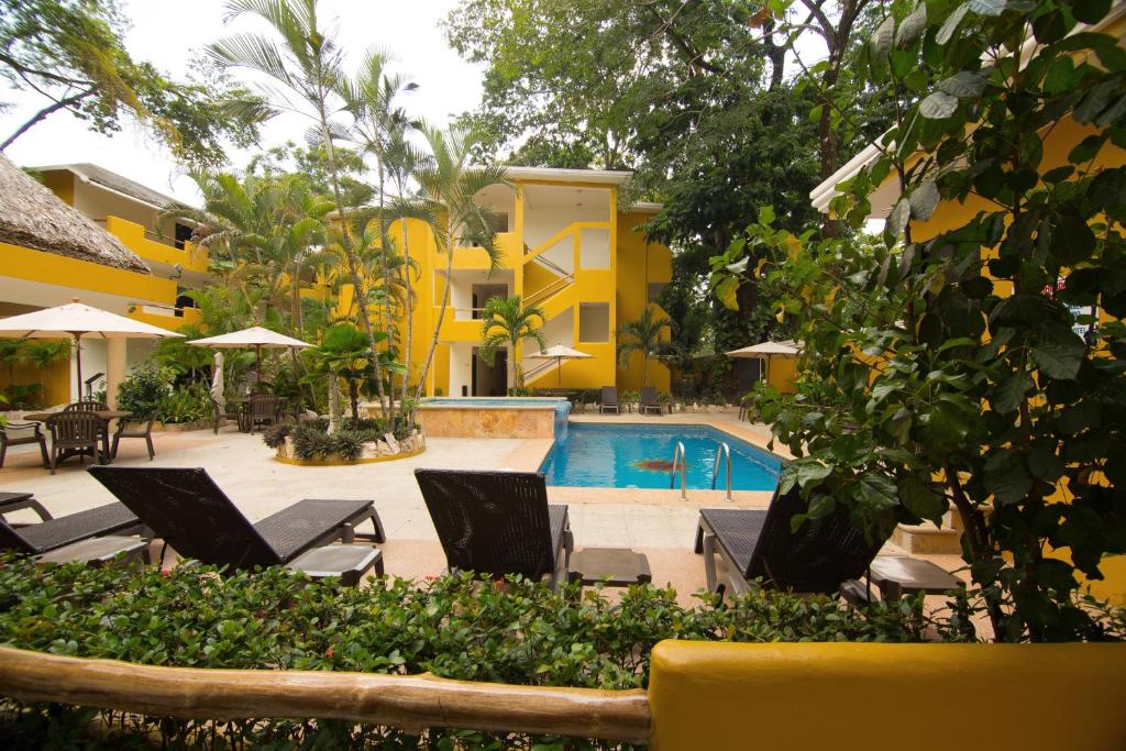Четырехместный (Двухместный номер с 2 двуспальными кроватями и балконом) отеля Hotel Chablis Palenque, Паленке