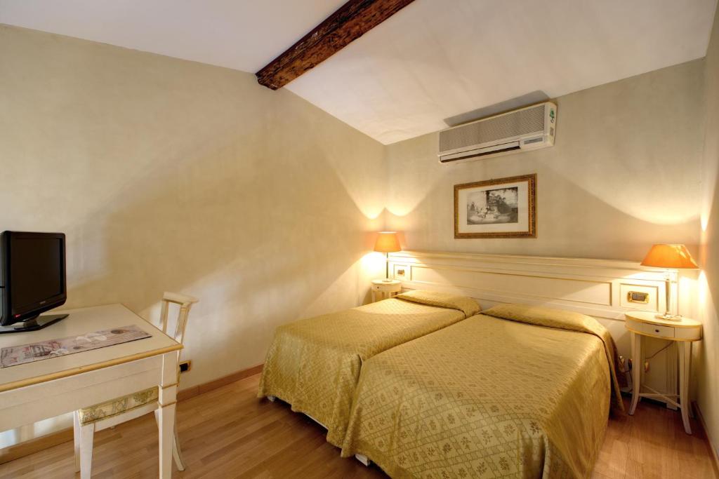 Двухместный (Двухместный номер с 2 отдельными кроватями) отеля Hotel Bigallo, Флоренция