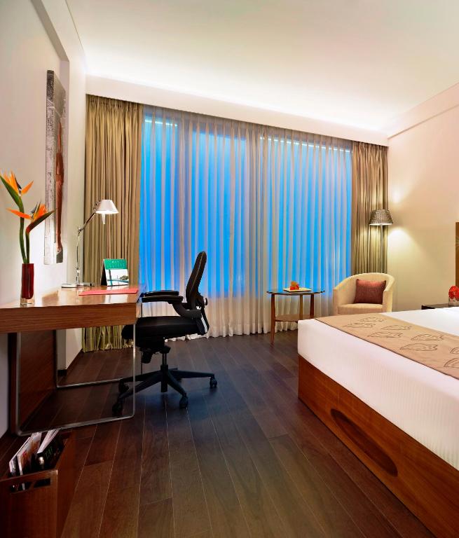 Сьюит (Executive Room Pool View Twin Bed with 25% Off on Food & Soft Beverages), The Gateway Hotel IT Expressway