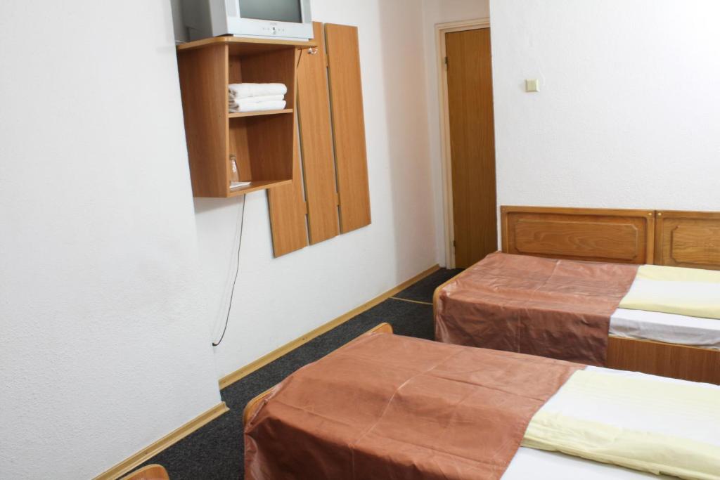 Трехместный (Трехместный номер с собственной ванной комнатой) мотеля Motel Dacia, Алба-Юлия