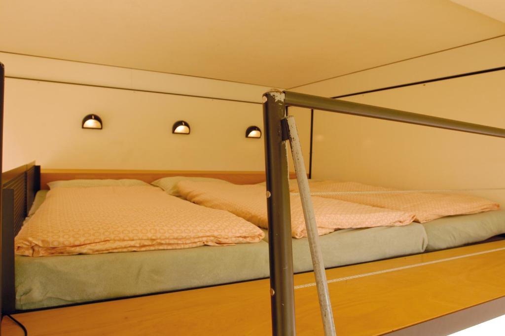 Номер (Односпальная кровать в общем номере) хостела Solothurn Youth Hostel, Золотурн