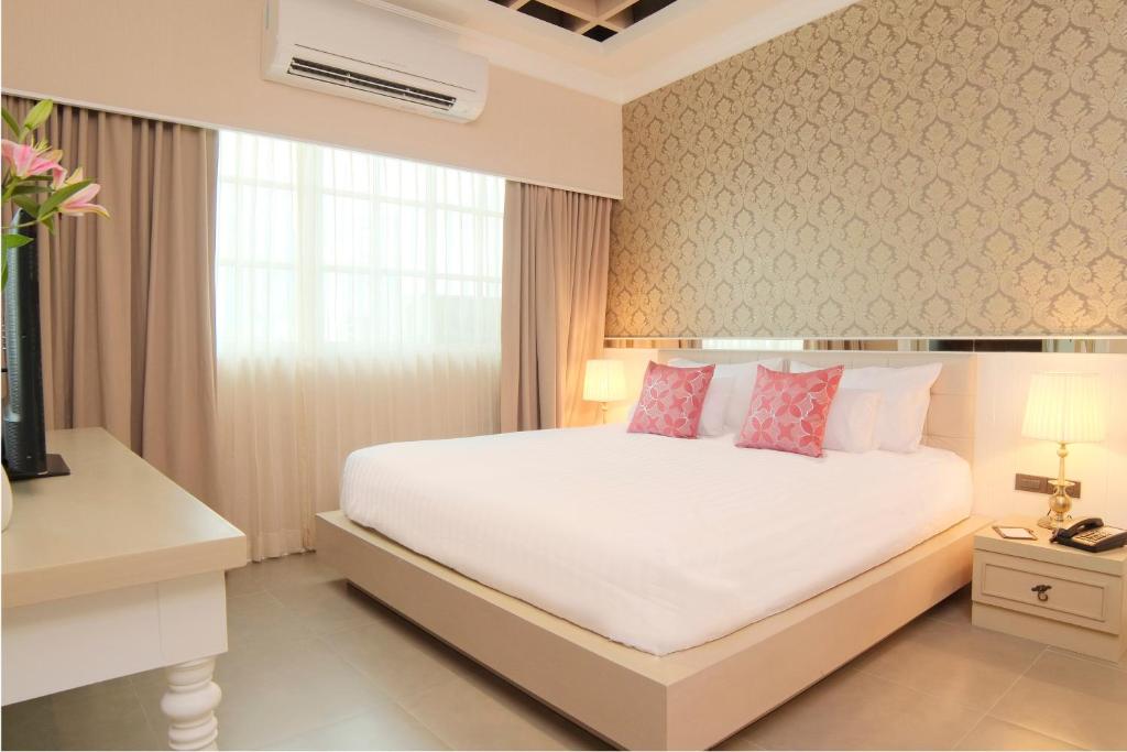 Двухместный (Двухместный номер Делюкс с 1 кроватью) отеля The Raya Surawong Bangkok, Бангкок