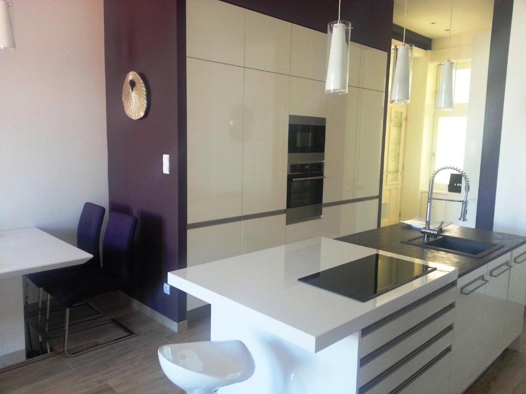 Апартаменты (Purple Home - Роскошные апартаменты с 1 спальней и балконом - 33. Arany János u. Budapest 1051), Basilica Apartments