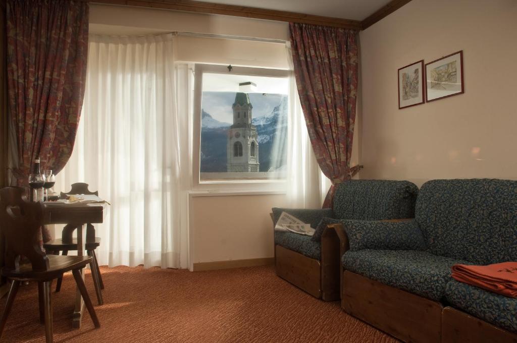 Двухместный (Улучшенный двухместный номер с 1 кроватью или 2 отдельными кроватями, вид на горы) отеля Hotel Alaska Cortina, Кортина-д'Ампеццо