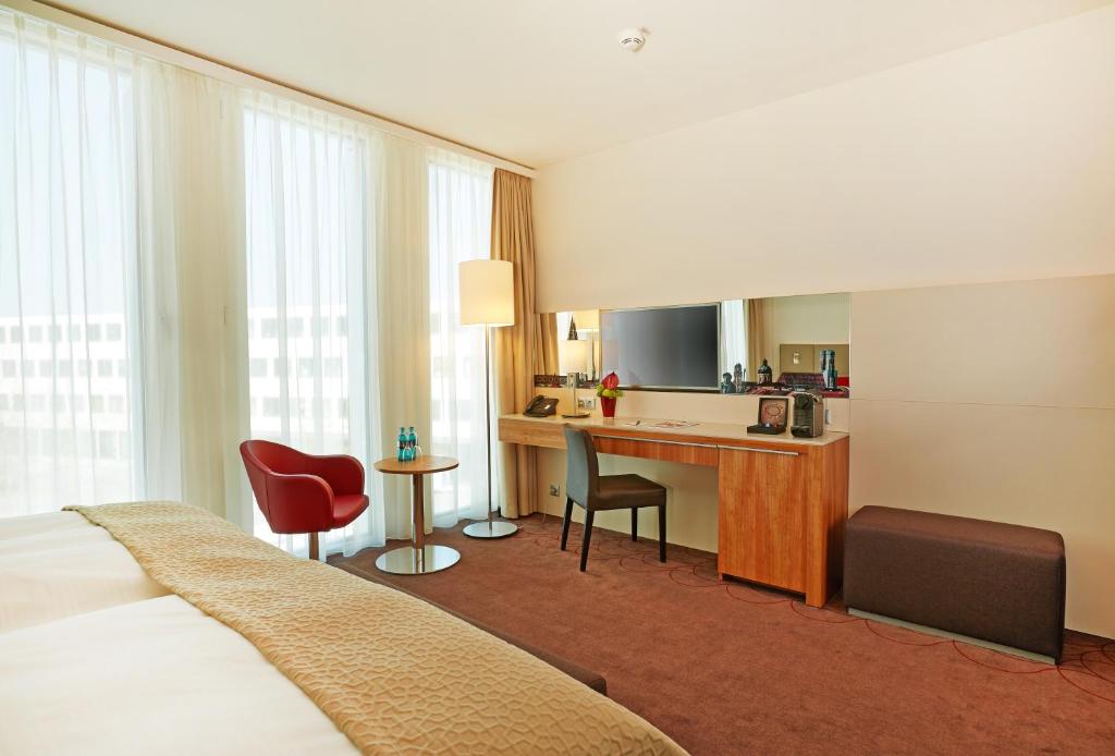 Двухместный (Улучшенный двухместный номер с 1 кроватью или 2 отдельными кроватями) отеля H4 Hotel München Messe, Мюнхен
