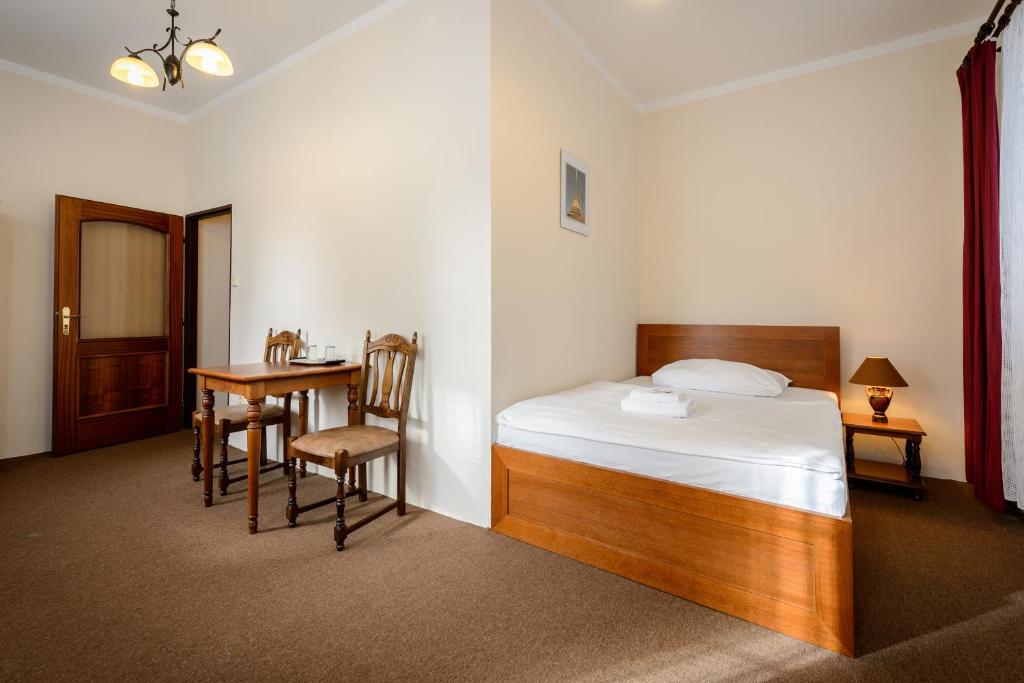 Двухместный (Двухместный номер с 2 отдельными кроватями для гостей с ограниченными физическими возможностями) отеля Valdštejn, Либерец