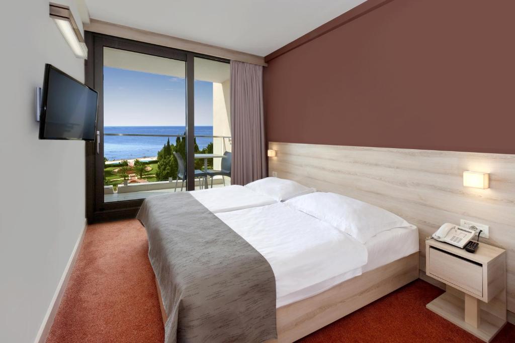 Сьюит (Люкс с балконом с видом на море) отеля Hotel Laguna Materada, Пореч