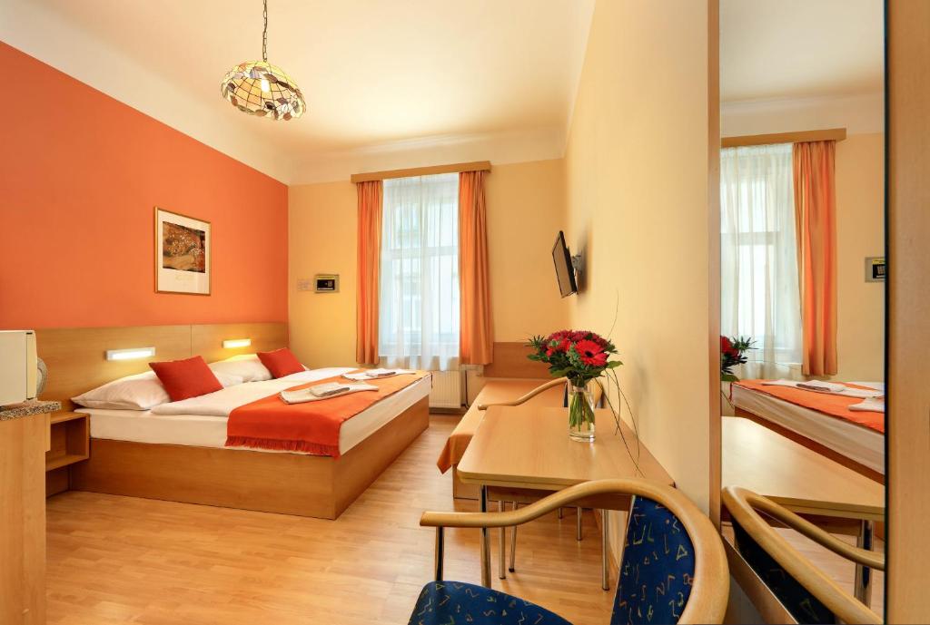 Двухместный (Двухместный номер с 1 кроватью или 2 отдельными кроватями) отеля Golden City Garni, Прага