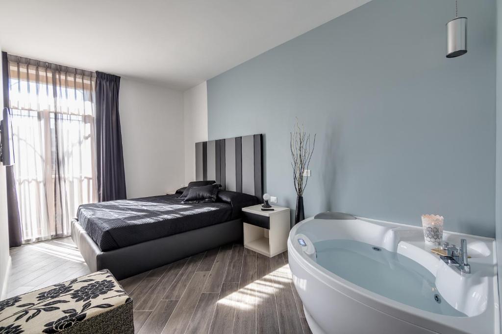 Двухместный (Двухместный номер с 1 кроватью, балконом и гидромассажной ванной) гостевого дома Blue Inn Luxury Suites, Рим