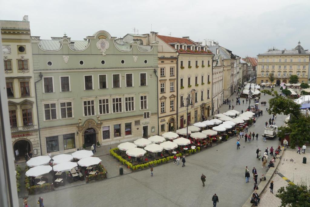 Main отзывы. Краков вокзал. Польша Краков cena kvartir. Krakow main Square. Main Square.