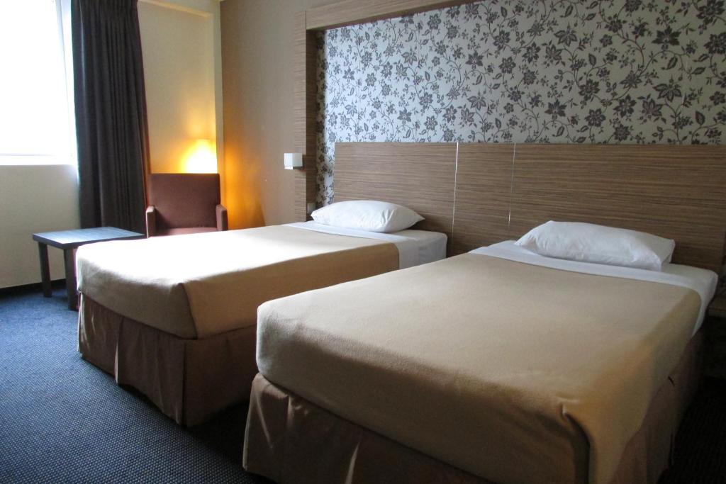 Двухместный (Двухместный номер Делюкс с 2 отдельными кроватями) отеля Strand Hotel, Сингапур (город)