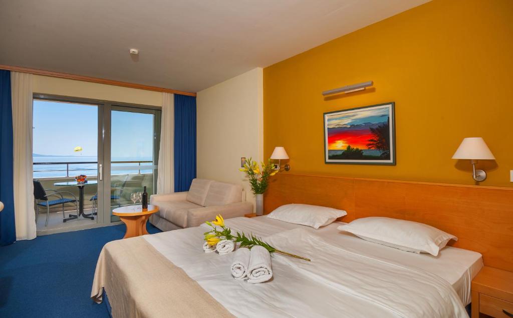 Двухместный (Улучшенный двухместный номер с 1 кроватью или 2 отдельными кроватями и видом на море) отеля Hotel Saudade, Градац
