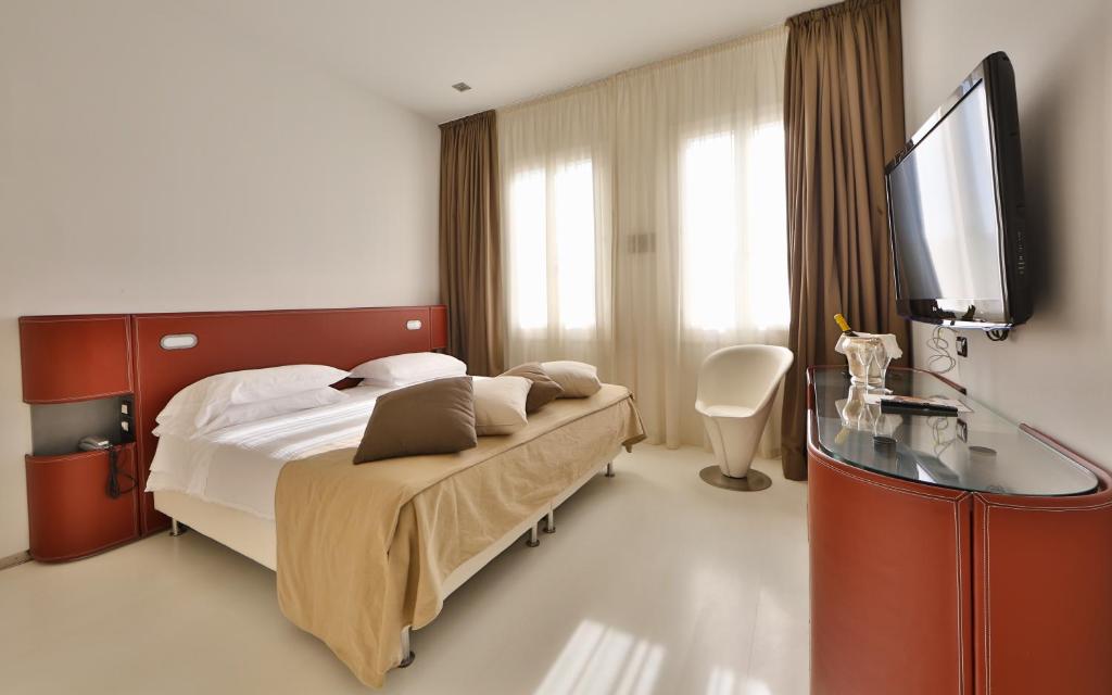 Двухместный (Улучшенный двухместный номер с 1 кроватью или 2 отдельными кроватями) отеля Hotel Biasutti, Венеция-Лидо