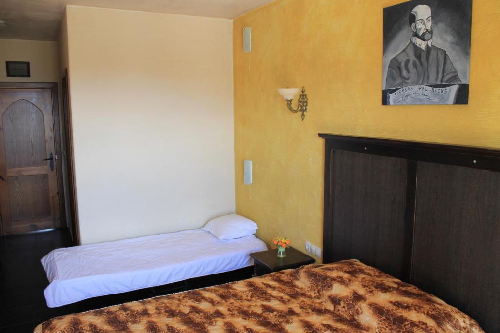 Двухместный (Двухместный номер с 1 кроватью и дополнительной кроватью (для 2 взрослых и 1 ребенка)) отеля Boutique Hotel Colosseo, Сандански