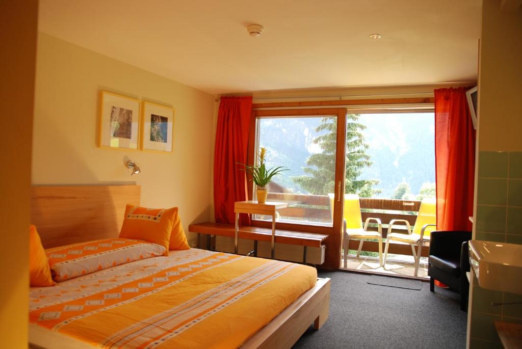 Трехместный (Трехместный номер с балконом и видом на гору Эйгер) отеля Hotel Lauberhorn, Гриндельвальд