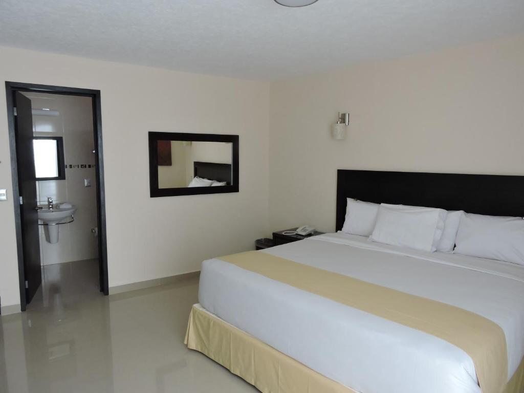 Двухместный (Стандартный номер с кроватью размера «king-size») отеля Casa Jasave Hotel, Текискиаппан