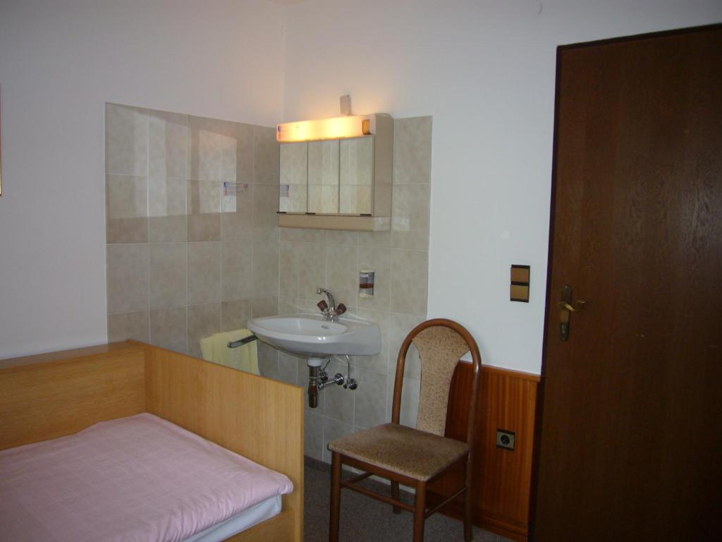 Двухместный (Двухместный номер с 2 отдельными кроватями, ванная комната и туалет в коридоре) отеля Hotel Strebersdorferhof, Вена