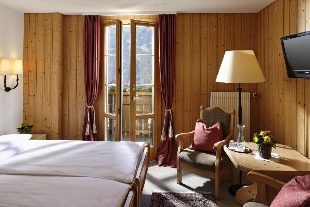 Одноместный (Одноместный номер с балконом и видом на горы) отеля Hotel Alpenrose Wengen, Венген