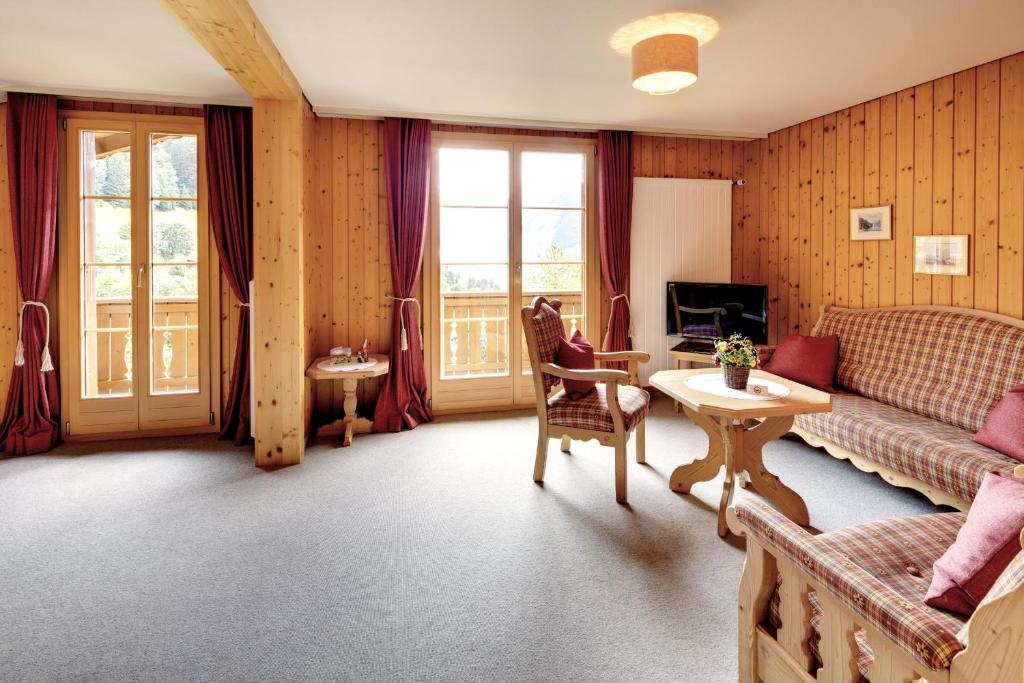 Апартаменты (Четырехместные апартаменты с видом на горы) отеля Hotel Alpenrose Wengen, Венген