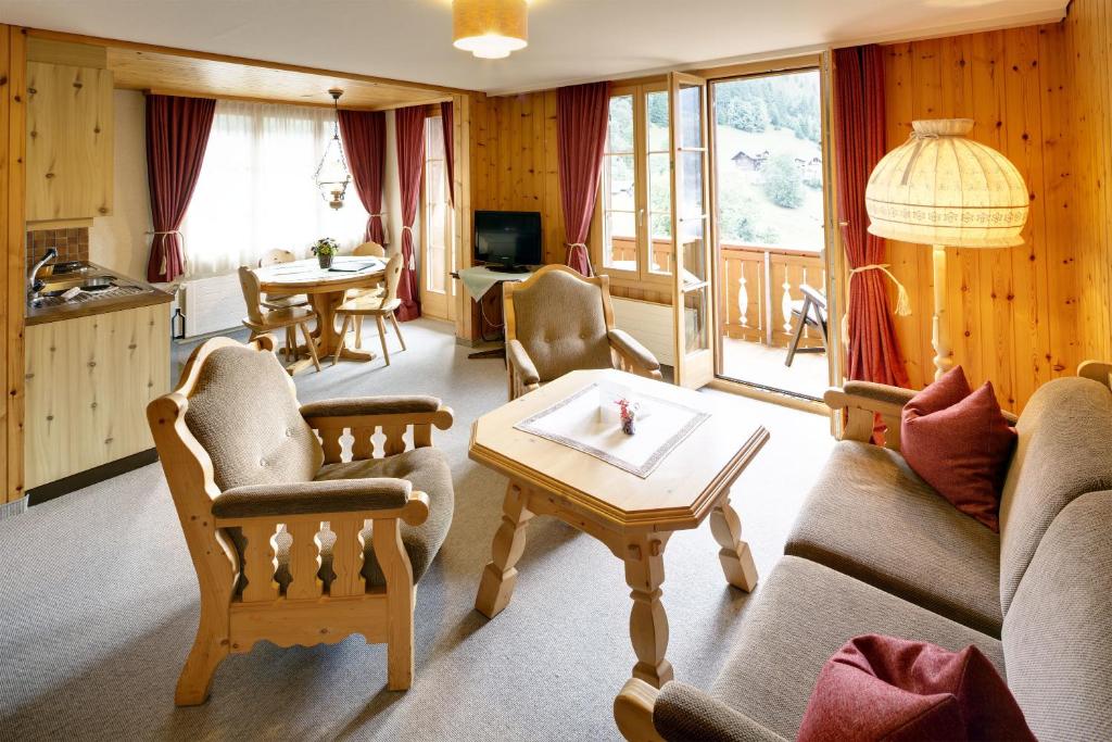 Апартаменты (Трехместные апартаменты с видом на горы) отеля Hotel Alpenrose Wengen, Венген