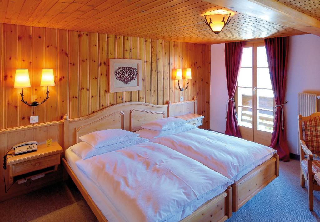 Двухместный (Улучшенный двухместный номер с 1 кроватью, балконом и видом на горы) отеля Hotel Alpenrose Wengen, Венген