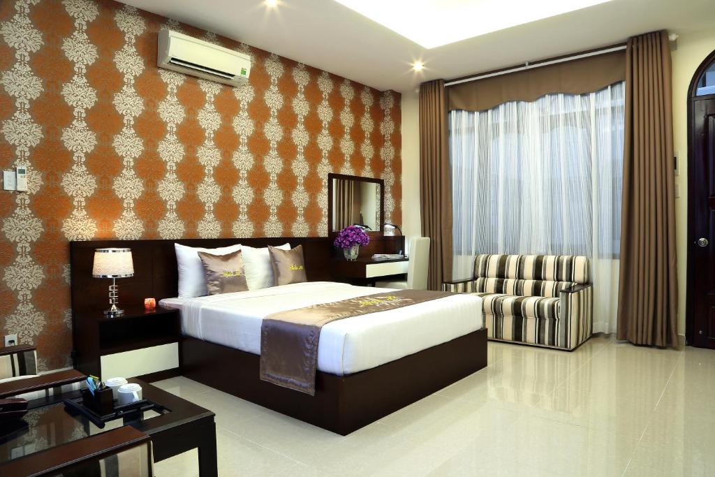 Двухместный (Улучшенный двухместный номер с 1 кроватью, вид на город) апарт-отеля Thien Ha Hotel & Apartment, Хошимин
