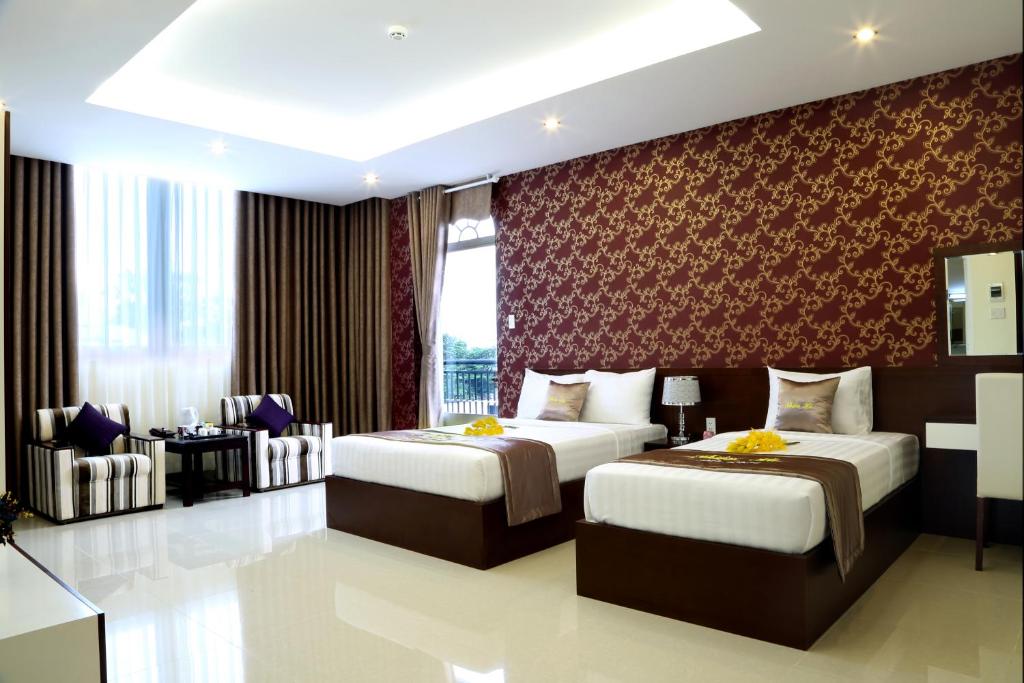 Трехместный (Представительский трехместный номер с балконом) апарт-отеля Thien Ha Hotel & Apartment, Хошимин